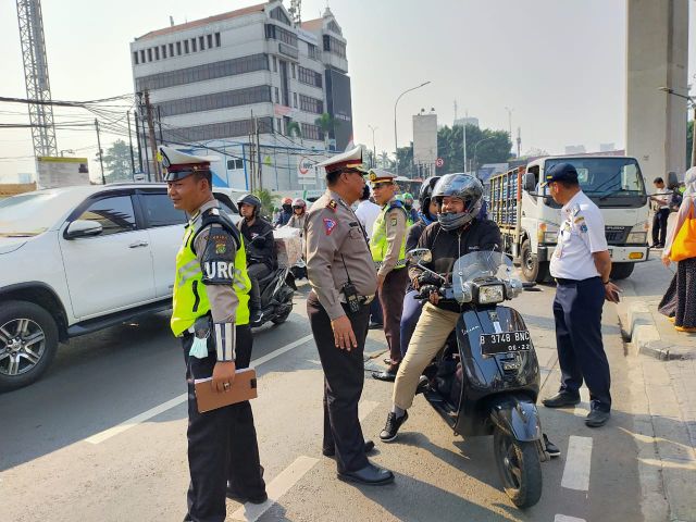 petugas-gabungan-di-jaksel-tindak-kendaraan-langgar-jalur-sepeda