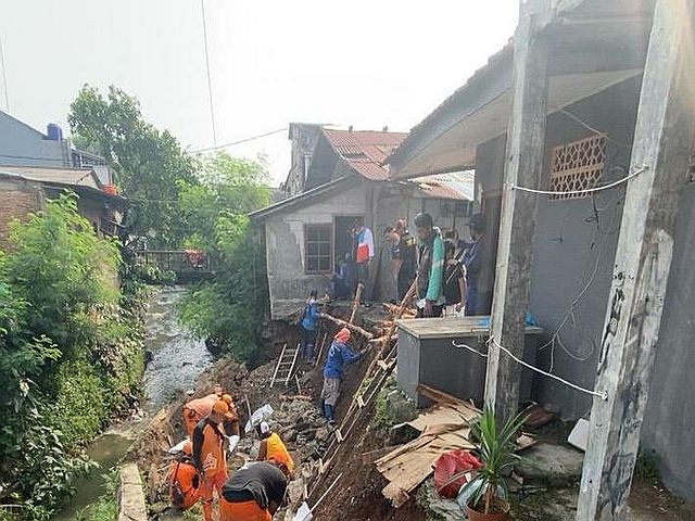 petugas-gabungan-kecamatan-jagakarsa-dikerahkan-tangani-longsor-di-kali-baru