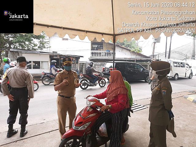 petugas-gabungan-kelurahan-pesanggrahan-sosialisasi-psbb-masa-transisi-di-perbatasan