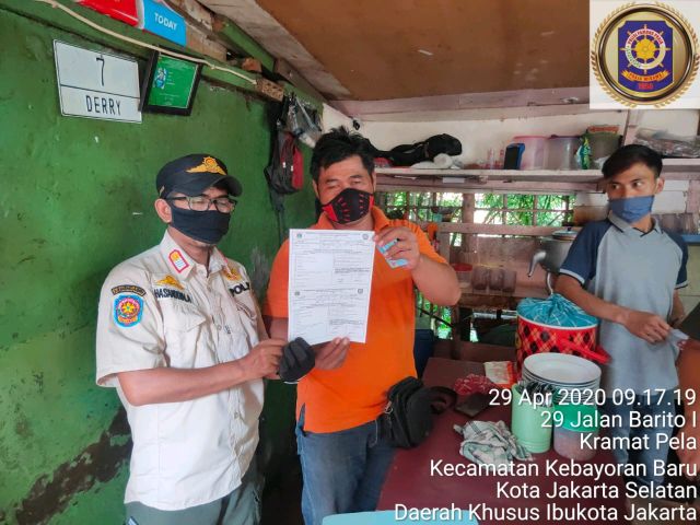 petugas-gabungan-monitoring-pelaksanaan-psbb-di-taman-barito
