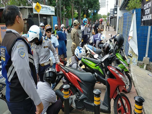 petugas-gabungan-razia-tiga-kawasan-di-kecamatan-jagakarsa