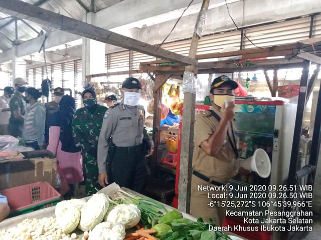 petugas-gabungan-tegakkan-peraturan-psbb-masa-transisi-di-pasar-bintaro