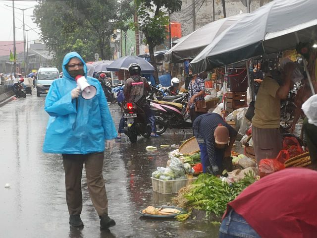 petugas-gabungan-tertibkan-pedagang-di-pasar-minggu