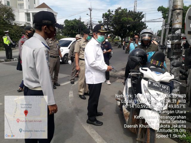 petugas-gelar-operasi-psbb-di-jaksel