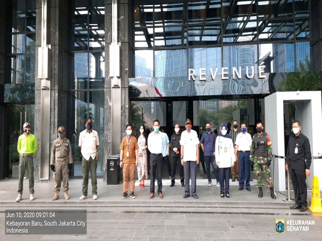petugas-kecamatan-kebayoran-baru-monitoring-pelaksanaan-psbb-masa-transisi