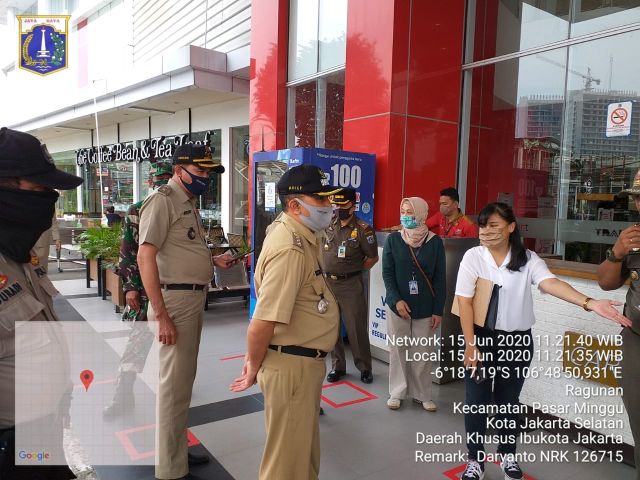petugas-kelurahan-cilandak-timur-monitor-psbb-masa-transisi-di-transmart