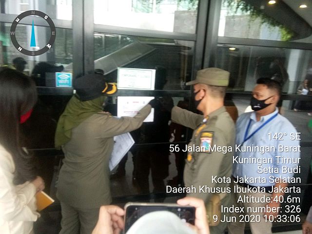 petugas-kelurahan-kuningan-timur-tegakkan-peraturan-psbb-masa-transisi