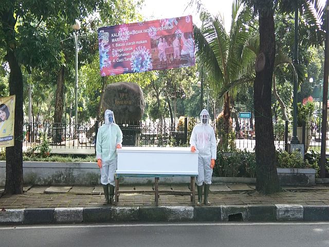 petugas-pakai-apd-dan-peti-mati-di-tpu-urungkan-ziarah