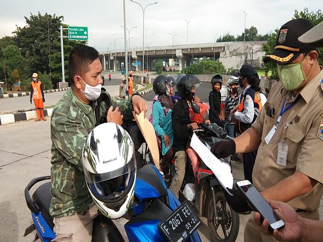 petugas-pantau-14-pos-pemeriksaan-halau-pemudik-tak-miliki-sikm