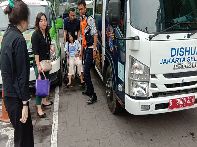 petugas-satpelhub-setiabudi-tolong-ibu-hamil-hampir-tidak-sadarkan-diri