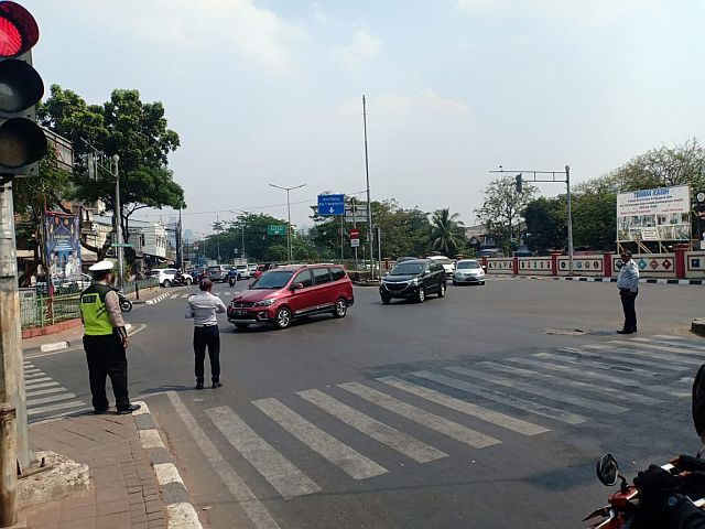petugas-sudinhub-jaksel-lancarkan-lalin-di-jalan-minangkabau
