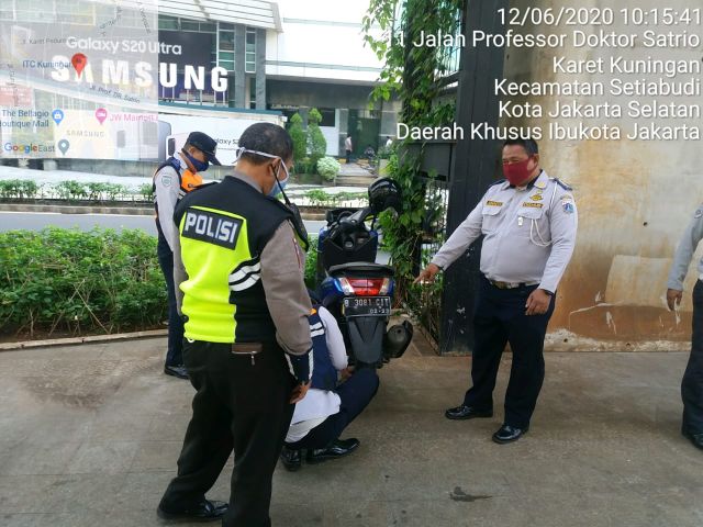 petugas-tertibkan-parkir-liar-di-jalan-dr-satrio