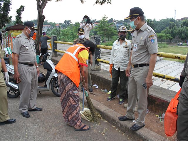 petugas-tertibkan-pelanggar-psbb-di-jalan-veteran-dan-danau-cavalio
