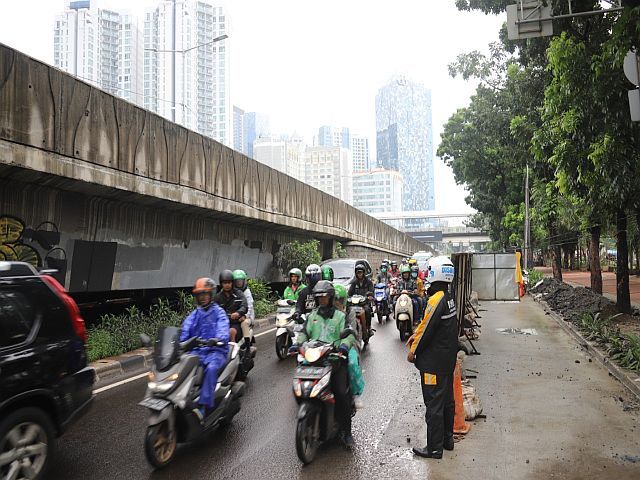 petugas-urai-kemacetan-di-casablanca-akibat-galian-kabel