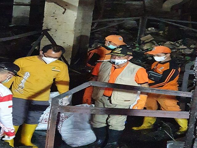 plt-wali-kota-jaksel-tinjau-bersih-bersih-pasca-kebakaran-di-pasar-minggu