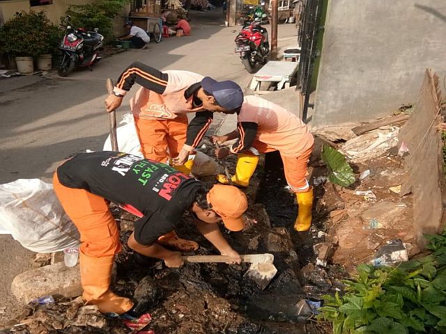 ppsu-kelurahan-cipulir-perbaiki-turap-saluran-air