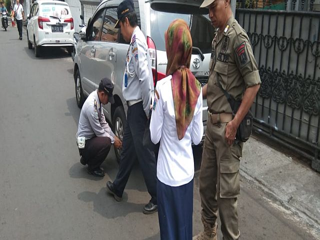 puluhan-kendaraan-di-jalan-menteng-wadas-terjaring-operasi-parkir-liar