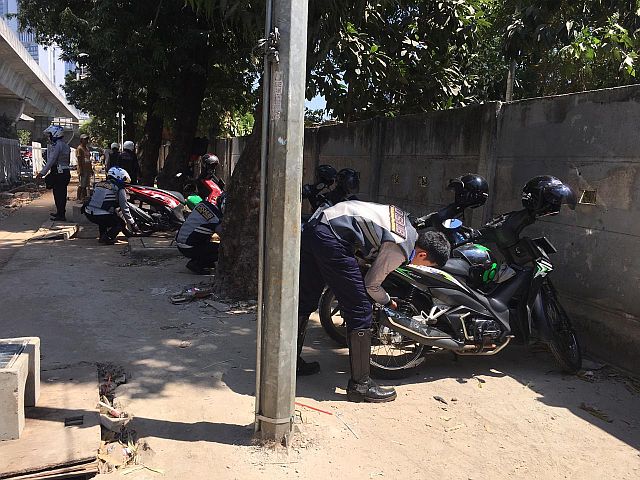 puluhan-motor-digembosi-petugas-di-kecamatan-setiabudi