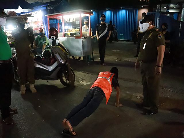 puluhan-pelanggar-pssb-dihukum-push-up-di-pasar-kebayoran-lama