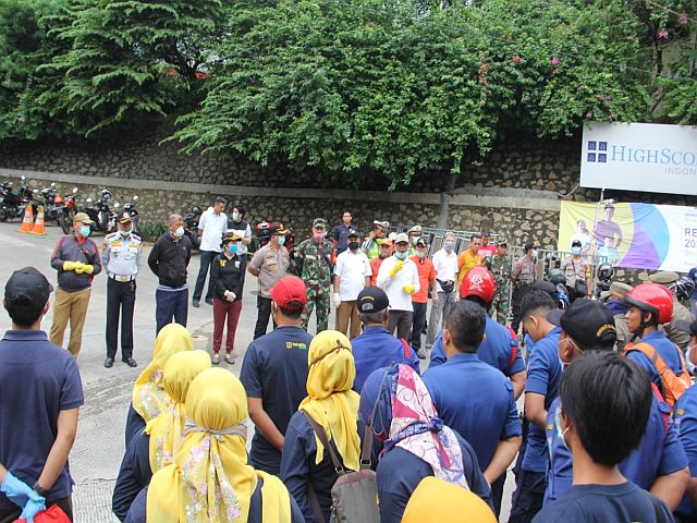 ratusan-personel-gabungan-semprot-disinfektan-di-jalan-tb-simatupang-hingga-ra-kartini
