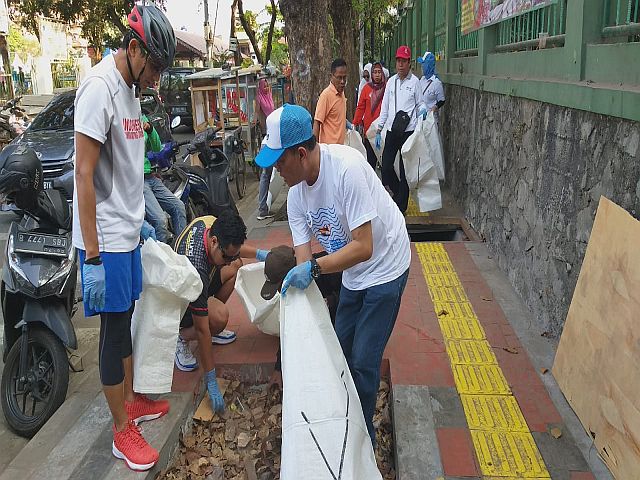 ratusan-warga-bersihkan-taman-tebet