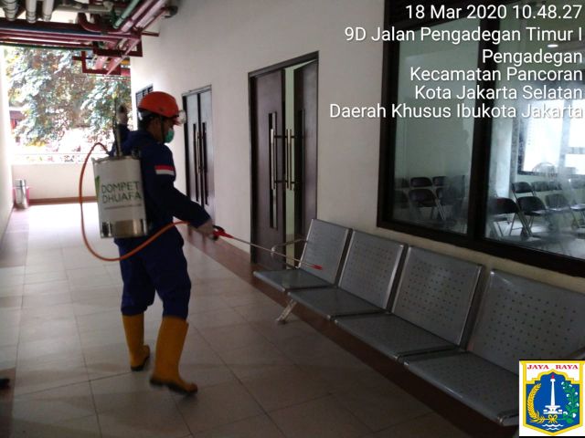 rw-01-pengadegan-dapat-bantuan-disinfektan-dan-hand-sanitizer
