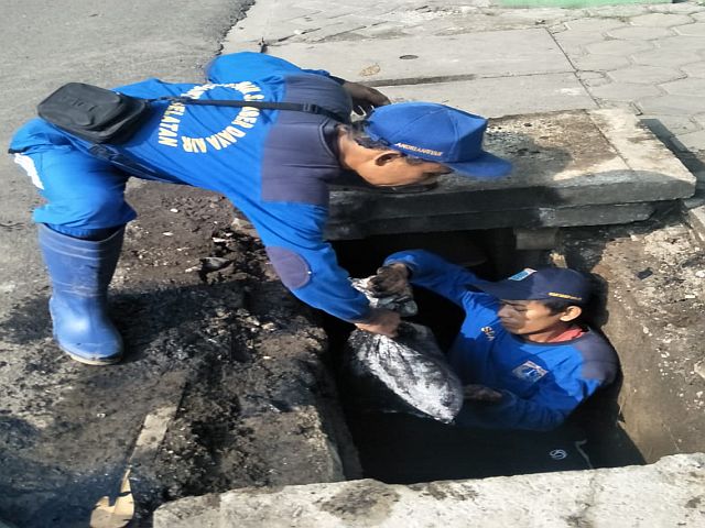 saluran-jalan-cikoko-timur-raya-dibersihkan