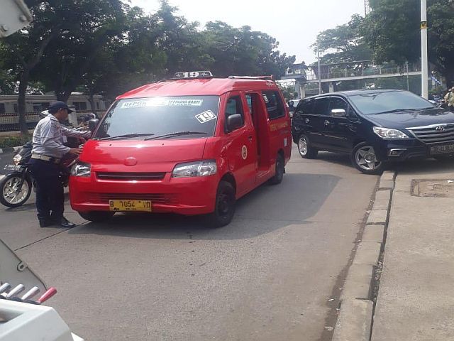 satpel-perhubungan-jagakarsa-tertibkan-kawasan-stasiun-tanjung-barat