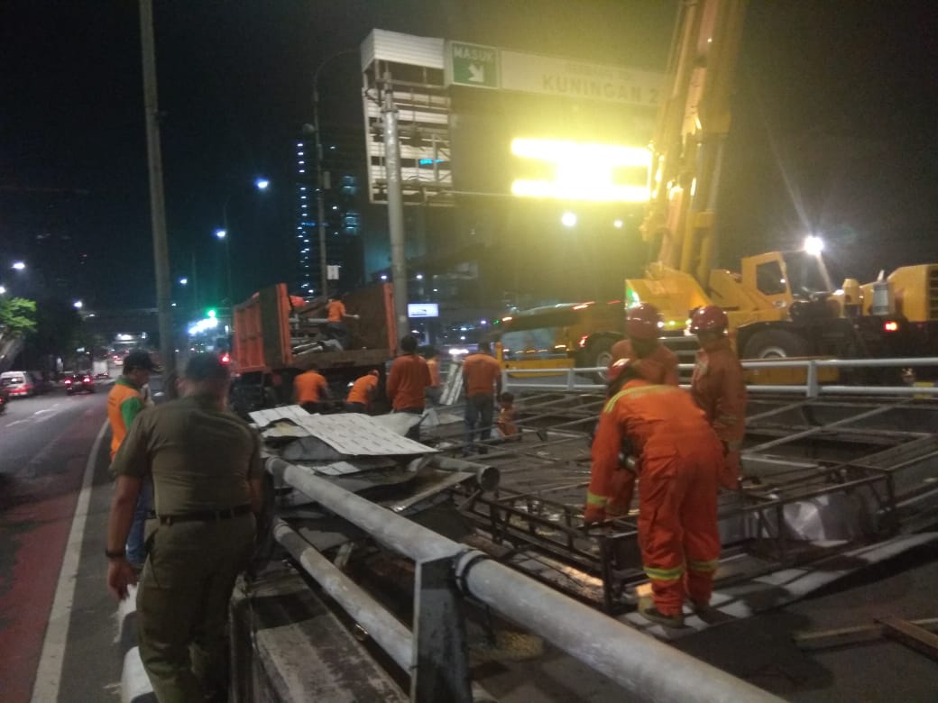 satpol-pp-jaksel-tertibkan-reklame-di-gatot-subroto