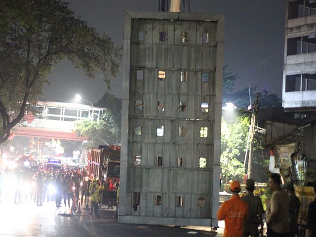 satpol-pp-jaksel-tertibkan-reklame-tidak-berizin-di-tebet