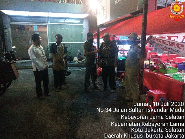 satpol-pp-tertibkan-pedagang-di-jalan-sultan-iskandar