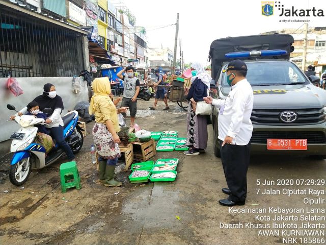 seluruh-pedagang-di-pasar-kebayoran-lama-telah-pakai-masker