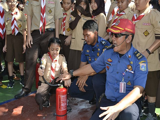 siswa-dwi-matra-diajar-padamkan-api-gunakan-apar
