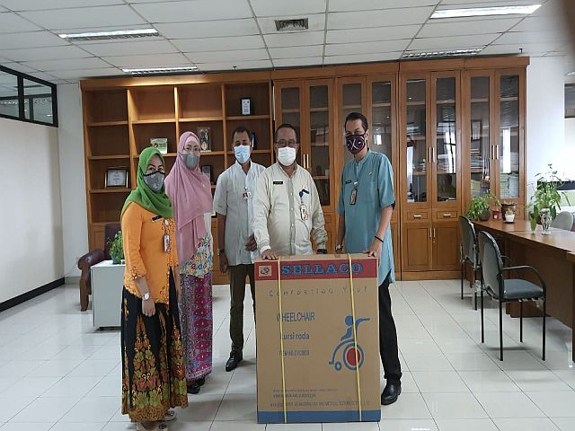 suban-kepegawaian-jaksel-serahkan-bantuan-kursi-roda-bagi-keluarga-pns