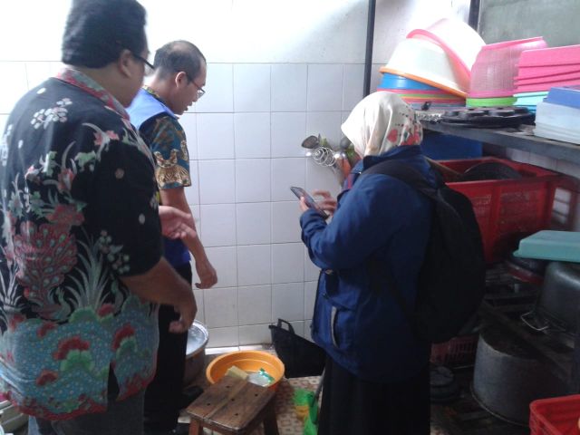 sudin-lh-jaksel-tindak-usaha-katering-di-pasar-manggis