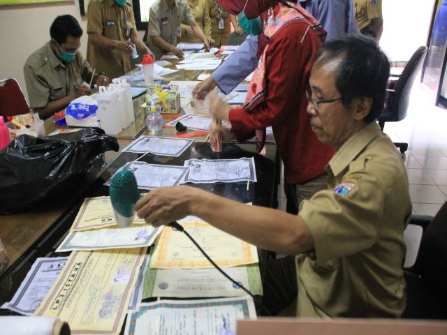 sudin-pusip-jaksel-restorasi-ratusan-arsip-warga-terdampak-banjir