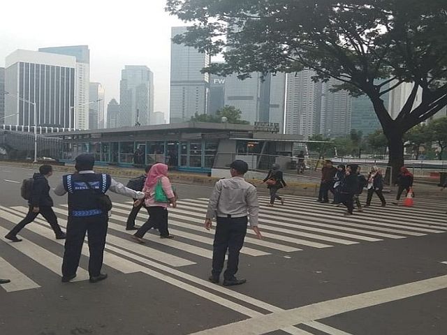 sudinhub-jaksel-bantu-warga-sebrangi-pelican-crossing-ratu-plaza