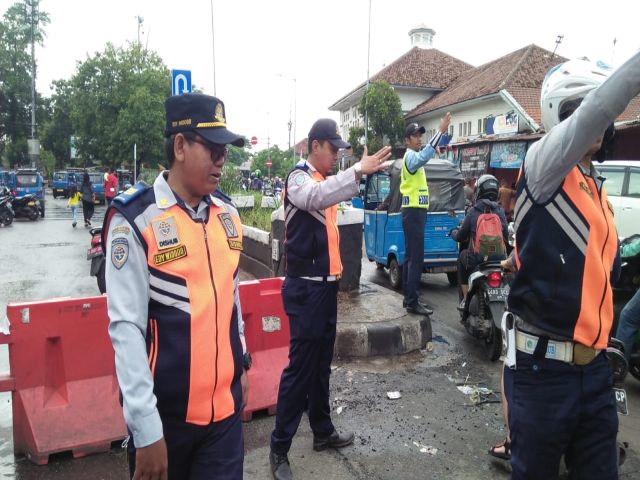 sudinhub-jaksel-kerahkan-personel-di-ruas-jalan-tergenang
