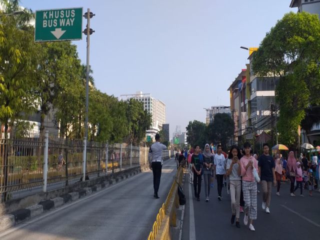 sudinhub-jaksel-sterilkan-jalur-transjakarta-di-hbkb-kota-jaksel