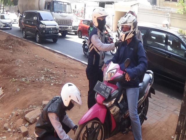 sudinhub-jaksel-tertibkan-parkir-liar-di-jalan-satrio