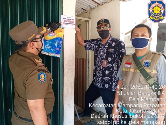 tiga-rumah-pemudik-di-pela-mampang-dipasangi-stiker