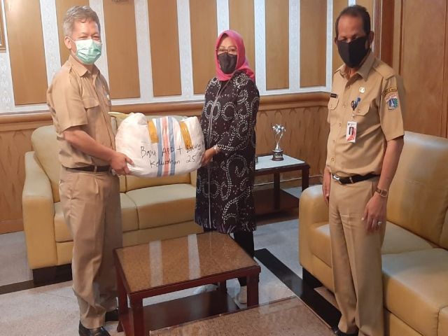 tp-pkk-jaksel-serahkan-baju-hazmat-dan-masker