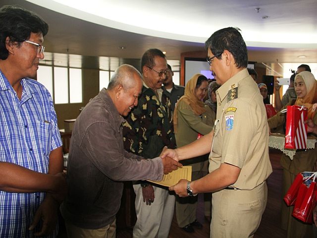 wali-kota-jaksel-beri-sk-pensiun-14-pns