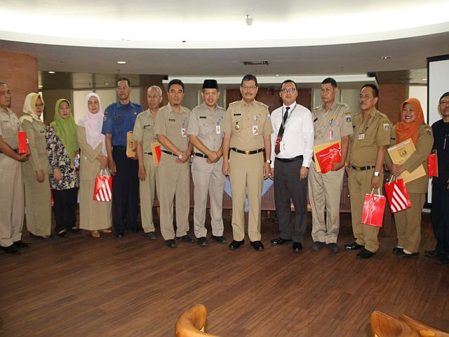 wali-kota-jaksel-beri-sk-pensiun-kepada-15-pns