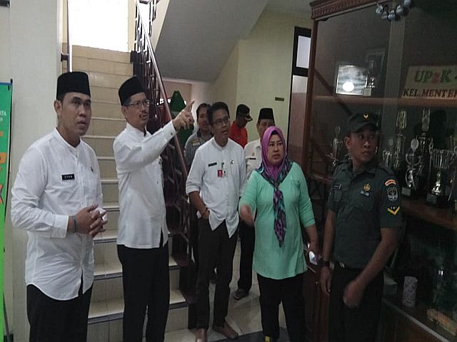 wali-kota-jaksel-kunjungi-posko-bersama-kelurahan-menteng-atas