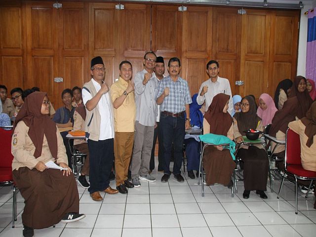 wali-kota-jaksel-monitor-rekam-e-ktp-di-man-11-jakarta