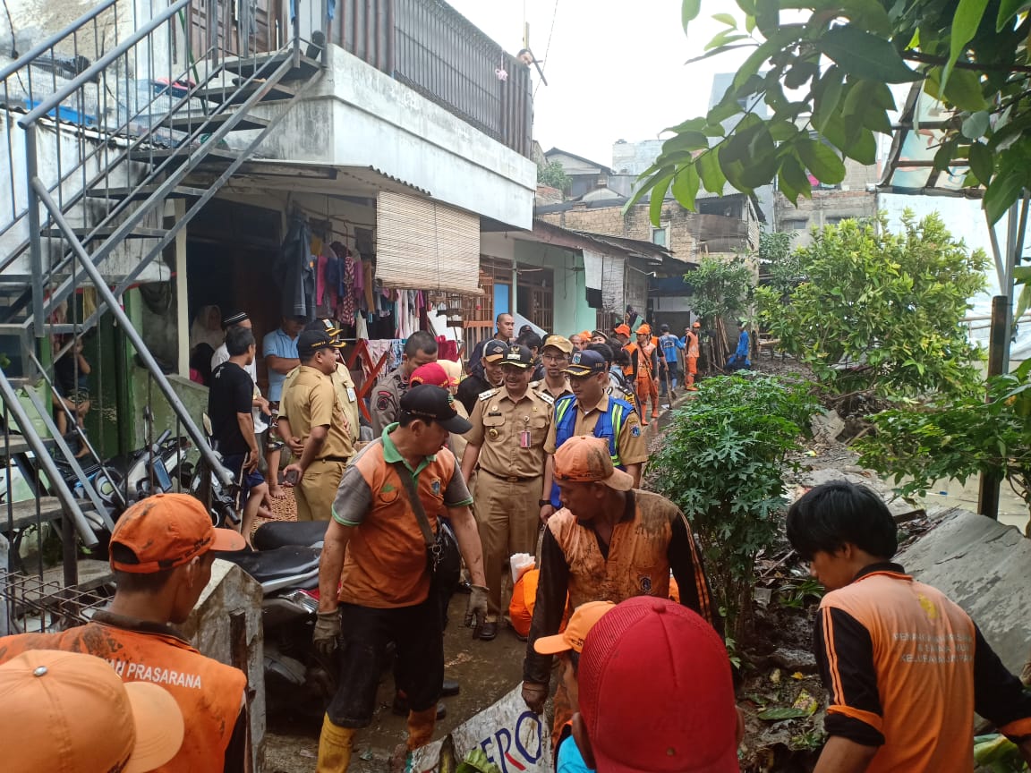 wali-kota-jaksel-monitoring-tanggul-jebol-di-jati-padang