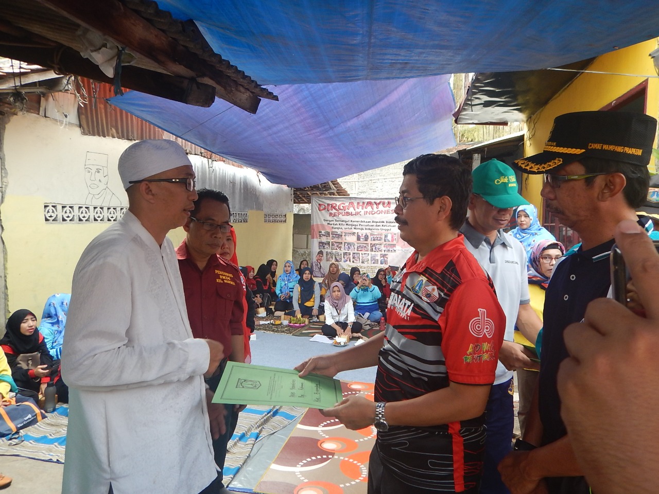 wali-kota-jaksel-serahkan-dokumen-kependudukan-bagi-warga-kelurahan-bangka