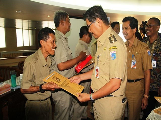 wali-kota-jaksel-serahkan-sk-pensiun-bagi-14-pns