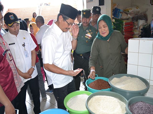wali-kota-jaksel-tinjau-harga-pangan-di-pasar-santa
